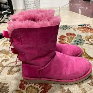 Women’s Bailey bow ll hot pink UGGs size 7